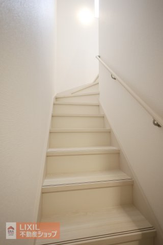 【内装】現地完成写真。階段は手すりもあり妊婦さんからお子様や高齢者も安心です。