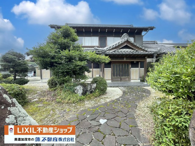 縁側からは広いお庭を眺めながらゆったりと過ごせます！
