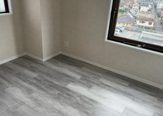 洋室のメリットは重い家具が置きやすく、身の回りが整理しやすいことです。　床がフローリングのため畳とは異なり凹みにくいです。　クローゼットなど収納が豊富で、普段使わない旅行カバンや服の整頓も簡単にです。