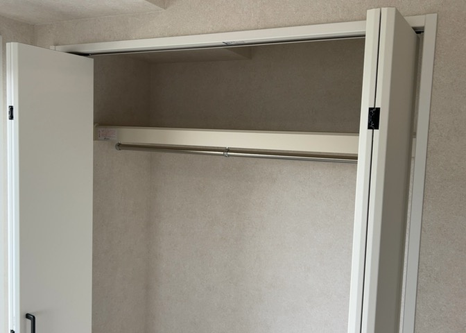 デザイン性を重視しすぎて収納が少なかった！なんてことにならないため、事前に現地で収納の数を確認しておくことをお勧めします。クローゼット以外にも床下収納や屋根裏収納、パントリーなどもチェックしましょう。