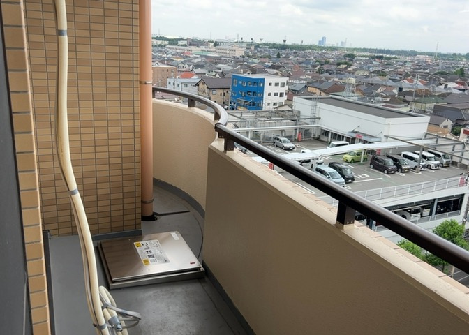 バルコニーは、室外の専用スペースのうち、「屋根がなく開放された空間」であるものを指します。ベランダより広いタイプのものが多く、日当たりもよいため家庭菜園などを楽しみたい人にとって適した環境となります。