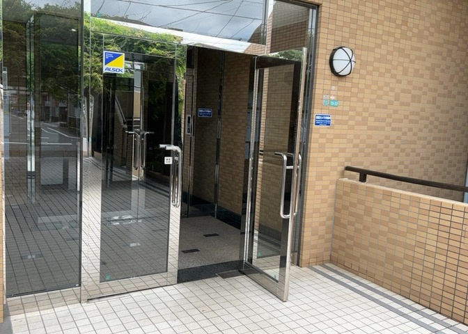 マンションのエントランスには、もともと風よけや防犯の役割がありますが、マンションによって宅配ボックスなどの設備が備わっている所もあります。日々の生活をイメージしながら生活しやすさをチェックしましょう。