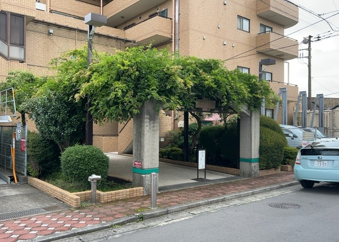 外観はマンション管理がされているかの目安になります。築年数が古いと、壁面は劣化してひび割れが生じることも！建物が古びていても細かいところが修繕されていると、きちんと管理されているなぁと感じるでしょう。