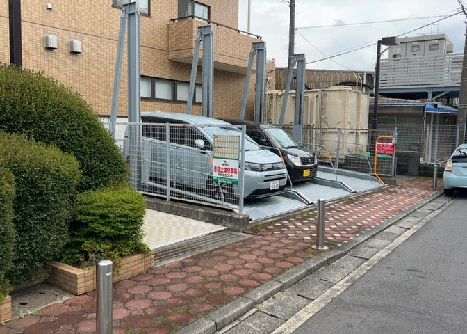 車一台あたりに必要なスペースは、標準サイズの普通自動車で横幅2m50cm、長さ5mは必要になります。ただし、乗降のことも考慮して横幅3m30cm、長さ5m50cmほどは確保できるところを選びましょう。