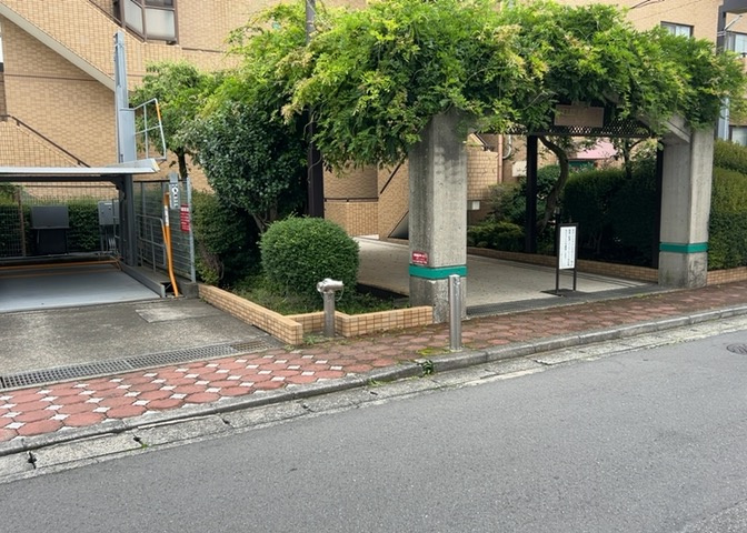 物件によっては、入居者が個人的に使用できる専用庭がついているものもあります。また、住宅の中にある土間の部分を庭と呼ぶこともあります。庭の用途は住む人によって変わり、それによってデザインもさまざまです。