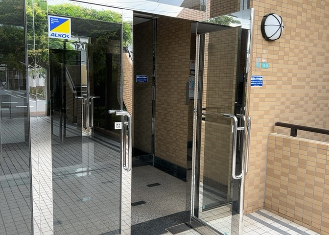受付はマンションコンシェルジュがいる場合もあれば、管理人が滞在する小部屋を総称して呼ぶことがあります。主にエントランスに設置されていることから、防犯面でも期待ができます。防犯設備がない場合はより安心！