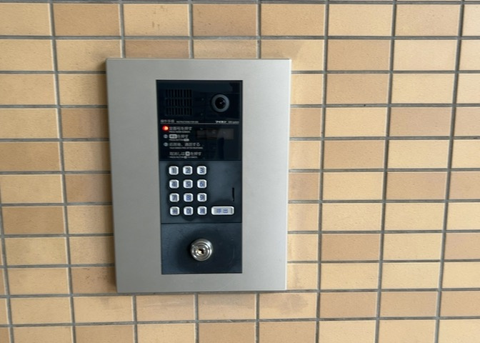 当然のことではありますが、オートロックやセンサーライト、ホームセキュリティーなどの防犯設備があれば、小さいお子様がいるご家庭も安心ですよね！まず物件購入の際は、防犯設備もチェックするようにしましょう。