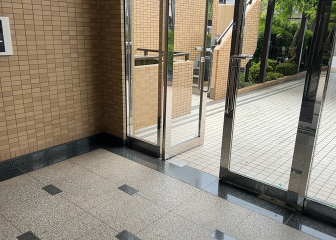 ロビーというと、エントランスと何がちがうの？と思いますよね。実はロビーとエントランスには明確な決まりはありません。物件によっては、エントランスを入って広がるある程度の広さのある空間がロビーとなります。