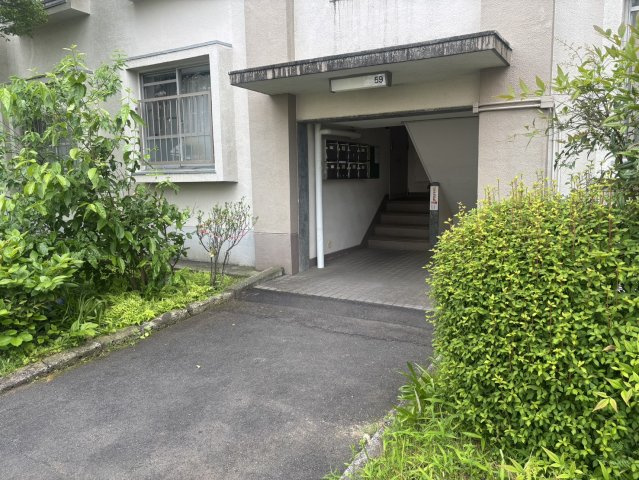 雨の日はベビーカーや傘を畳む時、屋根があるスペースが助かります。