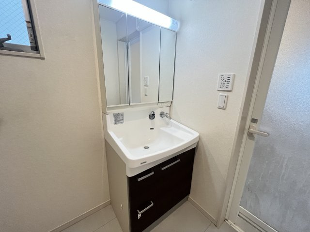 3面鏡で整理整頓のしやすい独立洗面化粧台付き