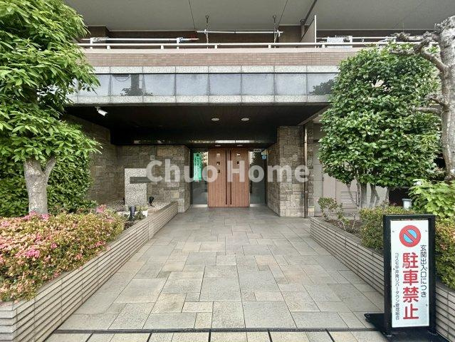 【エントランス】マンションのエントランスは、その物件の印象を決める、顔とも言える場所です。毎日通る場所ですからきれいなのが一番です。