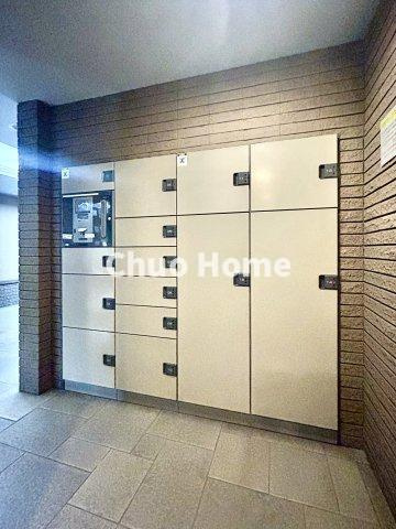 【宅配ボックス】在宅時・不在時に関わらず、居住者の代わりに非対面で宅配物を受け取ってくれる便利な設備です。わかりやすくご説明致しますので見学時にはお部屋だけではなく共用部分もぜひチェックしてください。