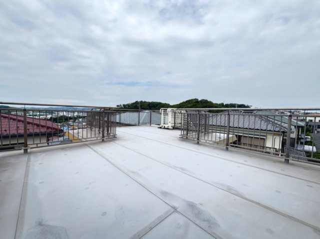 広々した、屋上です。夏は花火が見られます。
