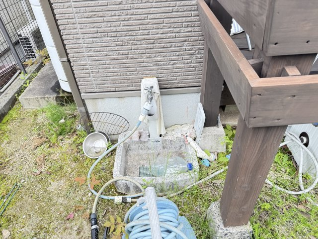 屋外に設置された水栓と流し場は、庭作業や洗車、ペットの足洗いなどに便利な実用スペースです。ホースの取り付けも可能で、散水や掃除の効率もアップ。ちょっとした作業に気軽に使える、あると嬉しい屋外設備です。
