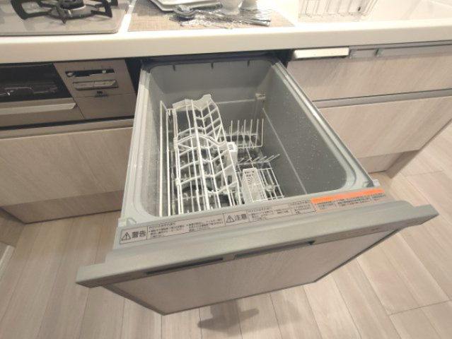 【食洗器】　手肌に優しく、家事の時短にもなる食洗機を完備。