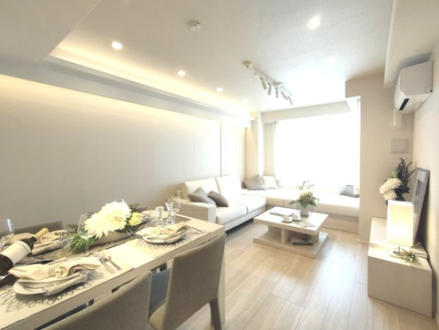 【LDK】　空間の表情を優美に変える、間接照明の設置にも適した装飾が拵えられています。※家財は付属しません。　