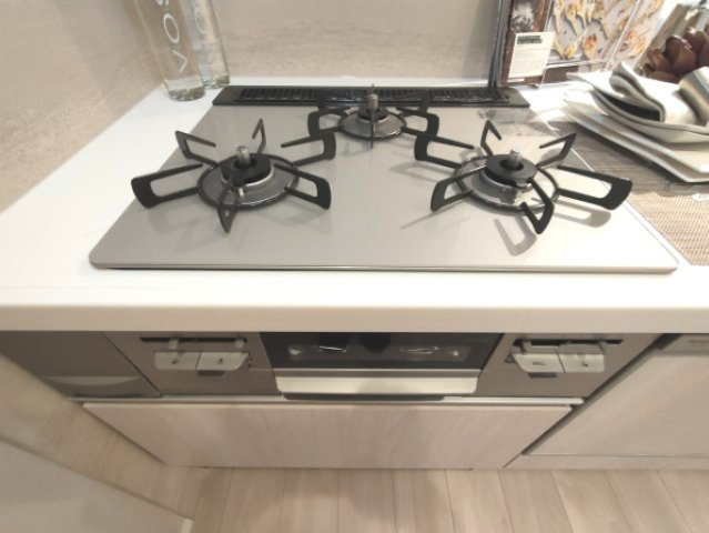 【3口コンロ】　3口コンロ、グリル付きでお料理のレパートリーも増えそうです。
