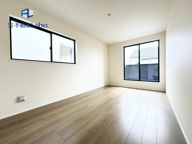 ●主寝室●　広々とした主寝室は2面採光を採用しており、光と風をたっぷりとりこめ、明るく落ち着ける空間。全ての窓に複層ガラスが採用されており、断熱性能が高いため全居室快適に生活ができます♪