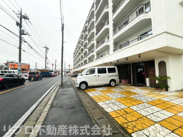 1階に店舗などがある7階建てマンションです