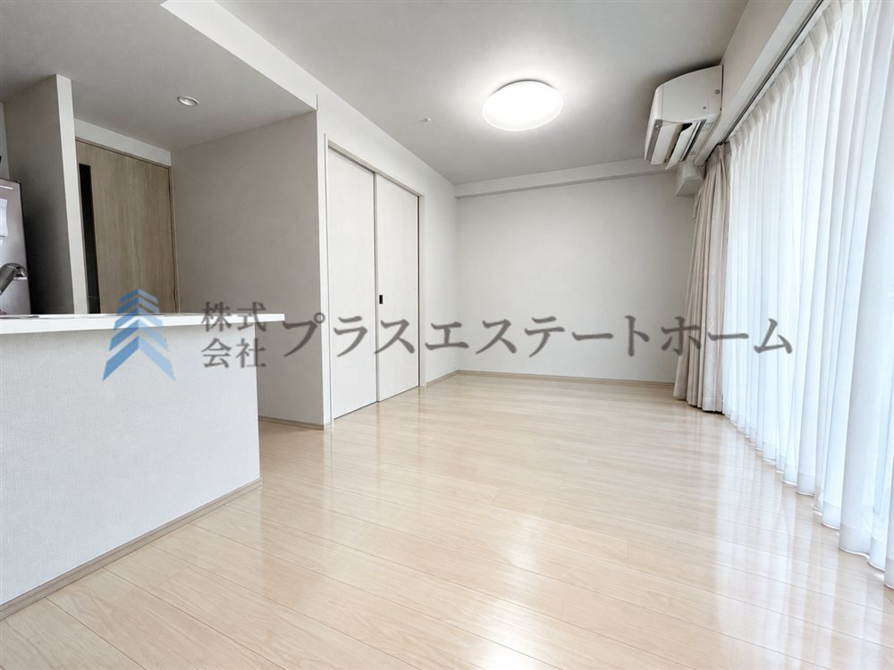リビングには床暖房を完備♪　※画像は実際の写真に家具・調度品を消去するAI加工を施しています