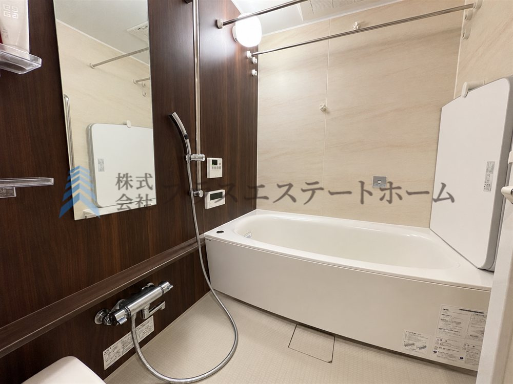 スタイリッシュなバスルームです。※画像は実際の写真に家具・調度品を消去するAI加工を施しています