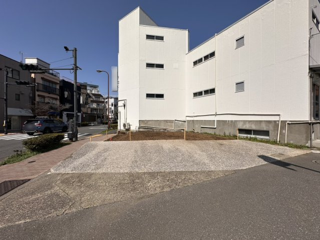 南西側約15.0mのゆとりある公道に面した現地。開放的な視界が確保され、大型車の出し入れもスムーズに行えます。都心の利便性を享受しながら、採光豊かな住まいを計画できる整形地です。