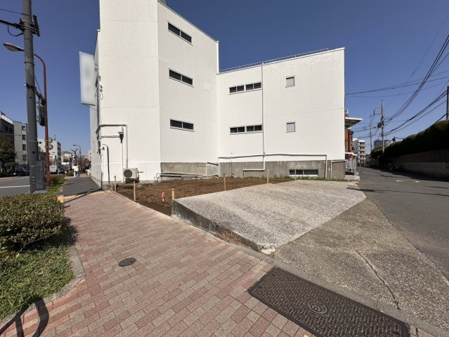 整備された歩道が続く、落ち着いた住環境が魅力です。JR山手線「目黒」駅徒歩9分の利便性を備えつつ、周辺は穏やかな空気に包まれています。ご家族の通学や通勤も、安心かつ快適にサポートする立地です。
