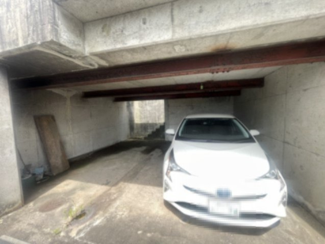 屋根と壁に囲まれた構造のため大切なお車を雨風や直射日光から守りやすく、季節を問わず快適にご利用いただけます。敷地内から直接行き来できるため、日々の乗り降りや荷物の積み降ろしにも便利な駐車スペースです。