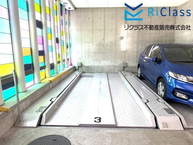 屋内分譲駐車場権利付き　駐車しやすい上段Ｐ-3です
