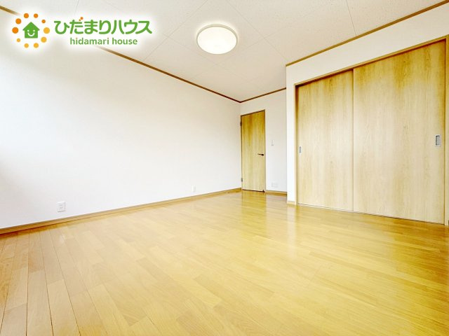 壁紙はシンプルで清潔なホワイトで統一しています。朝の光をたっぷり浴びながら一日をスタート！目覚めは明るくあたたかな場所で。