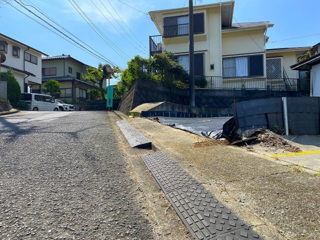 南東側約4.8m公道に面しています。