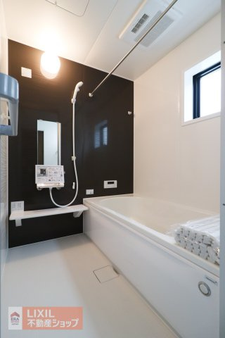 【浴室】快適な使い心地とゆとりある空間が、1日の疲れを解きほぐすバスルーム。浴槽も空間もゆったりとした設計で、広々とした空間の中で快適にリラックスタイムを過ごせます。　