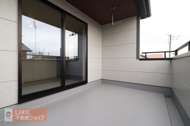 【バルコニー】奥行きがあり外壁で囲まれているため、天候や風の影響を受けにくいのがインナーバルコニーのメリット。夏の急な夕立でも大切な洗濯物を守ってくれます。　