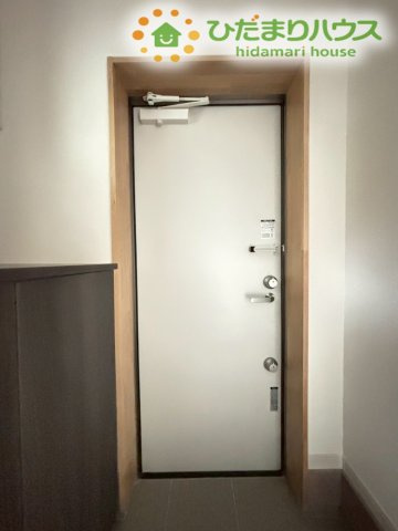 ゆとりある玄関は、帰宅時にほっとできる心地よいスペース。靴の脱ぎ履きがしやすく、家族や来客を気持ちよく迎え入れられる明るい造りになっております。毎日の動線が快適に整う玄関です!