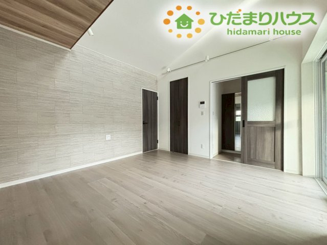 白を基調とした明るいLDKは、自然光が広がる心地よい空間。家族が集まりやすく、家具の配置もしやすい使い勝手の良さが魅力。毎日の暮らしがより快適に整います!