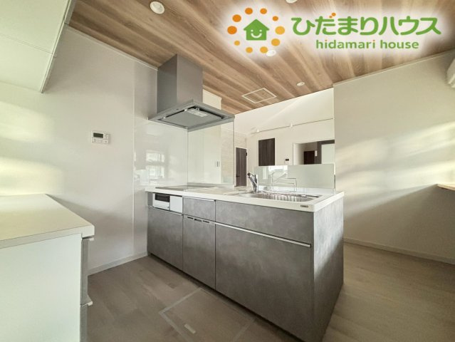 天井の木目アクセントがやわらかな雰囲気をつくり、毎日の調理時間が心地よく進むキッチンです♪落ち着いたデザインで家事がしやすく、家族との会話も弾む快適なスペースです!
