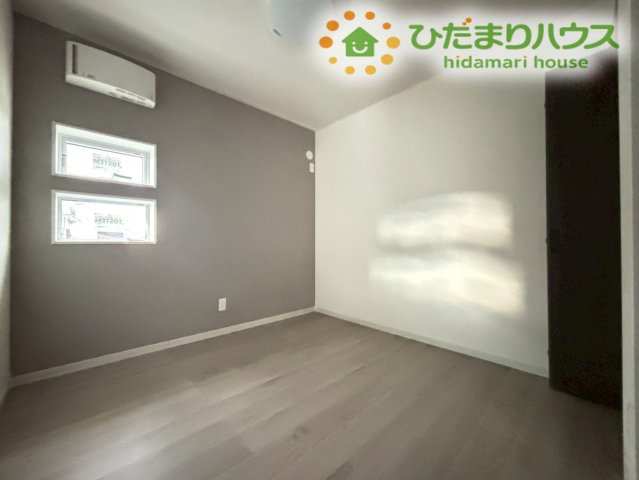グレーの壁紙が落ち着いた雰囲気をつくる、4.5帖の寝室です★静かに過ごせる雰囲気で、休息や身支度の時間がより穏やかに整う優しい一部屋です。