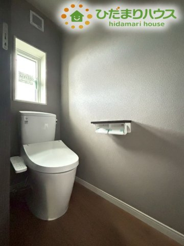 やわらかな光が広がるトイレは、落ち着いた雰囲気で毎日気持ちよく使える心地よい空間です。ゆとりある造りで動きやすく、家族みんなが安心して過ごせる優しい設備です!