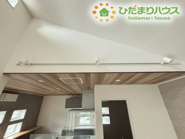 吹き抜け部分の窓からやわらかな光が差し込み、室内全体が明るく心地よい雰囲気に♪開放感が広がる造りで、家族が自然と集まりたくなる快適な住空間です!