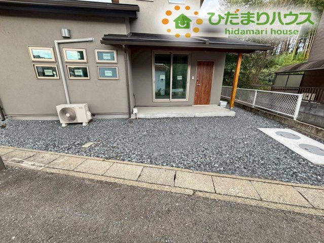 玄関前にはちょっとしたスペースがあり、植物を飾ったり軽作業にも使える心地よい場所♪住まいの印象をふんわり彩り、毎日の動線にもゆとりを感じられます!