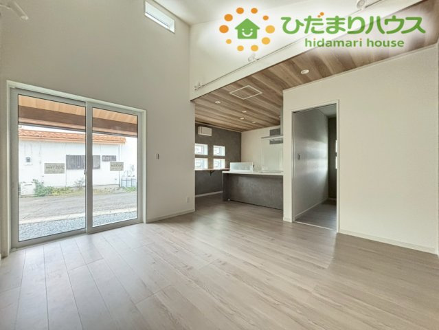 上部が吹き抜けの開放感のあるリビングです☆自然光が広がり、家族が集まる時間がより明るく快適に。ゆったり過ごせる魅力的なLDKです!