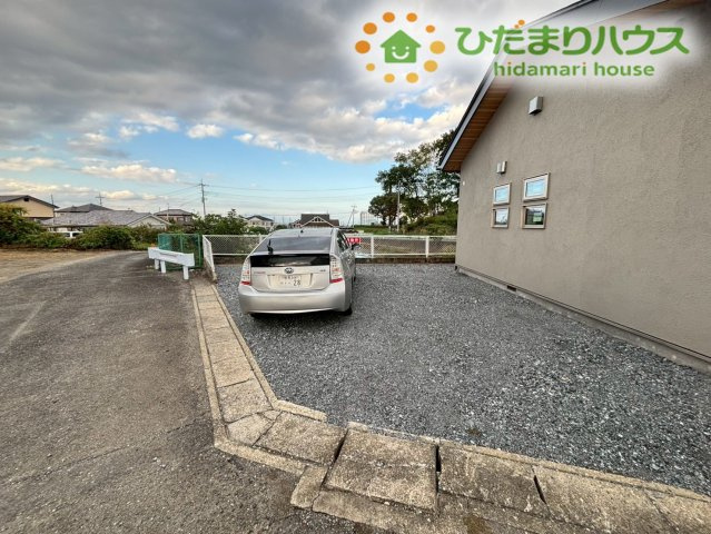 4台分のカースペースがあり、家族の車や来客用にもゆとりを持って対応できる嬉しい広さがあります。荷物の積み下ろしもしやすく、毎日の生活が快適に整う便利な駐車場です!
