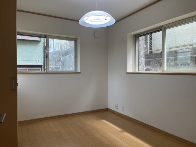 2面採光で明るい洋室。風通しも良く、快適に過ごせる居住空間です。