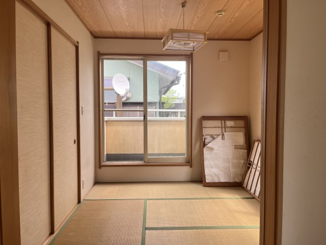 落ち着いた雰囲気の和室。バルコニーに面し、採光も確保された使い勝手の良い空間です。