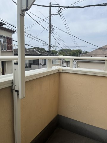 コンパクトながら外の空気を感じられるバルコニー。ちょっとした気分転換にも使える空間です。