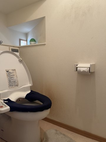 シンプルで使いやすいトイレ空間。毎日使う場所だからこそ落ち着ける仕様です。