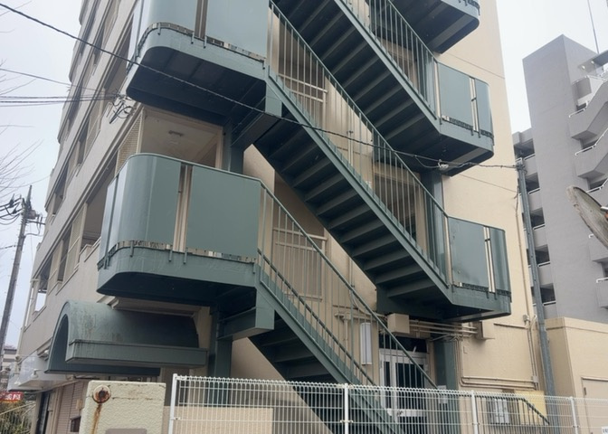 物件によっては、入居者が個人的に使用できる専用庭がついているものもあります。また、住宅の中にある土間の部分を庭と呼ぶこともあります。庭の用途は住む人によって変わり、それによってデザインもさまざまです。