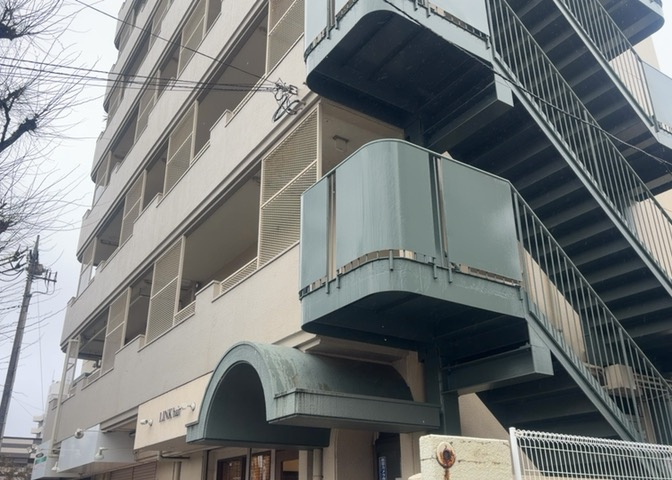 中庭（パティオ）とは、一つの建築物の内部に設けられた、壁などで囲われている庭のことを指します。コの字型、ロの字型が主流ですが、L字型の中庭もあります。最近では、インテリア性の高さからも人気があります。