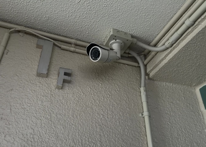 受付はマンションコンシェルジュがいる場合もあれば、管理人が滞在する小部屋を総称して呼ぶことがあります。主にエントランスに設置されていることから、防犯面でも期待ができます。防犯設備がない場合はより安心！