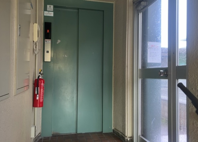 共用部分は、一棟の建物に住む区分所有者全員が共同で所有するとし、共用部分の管理、補修などは、区分所有者で形成される管理組合が行います。個人の判断で勝手に変更することはできませんので覚えておきましょう。
